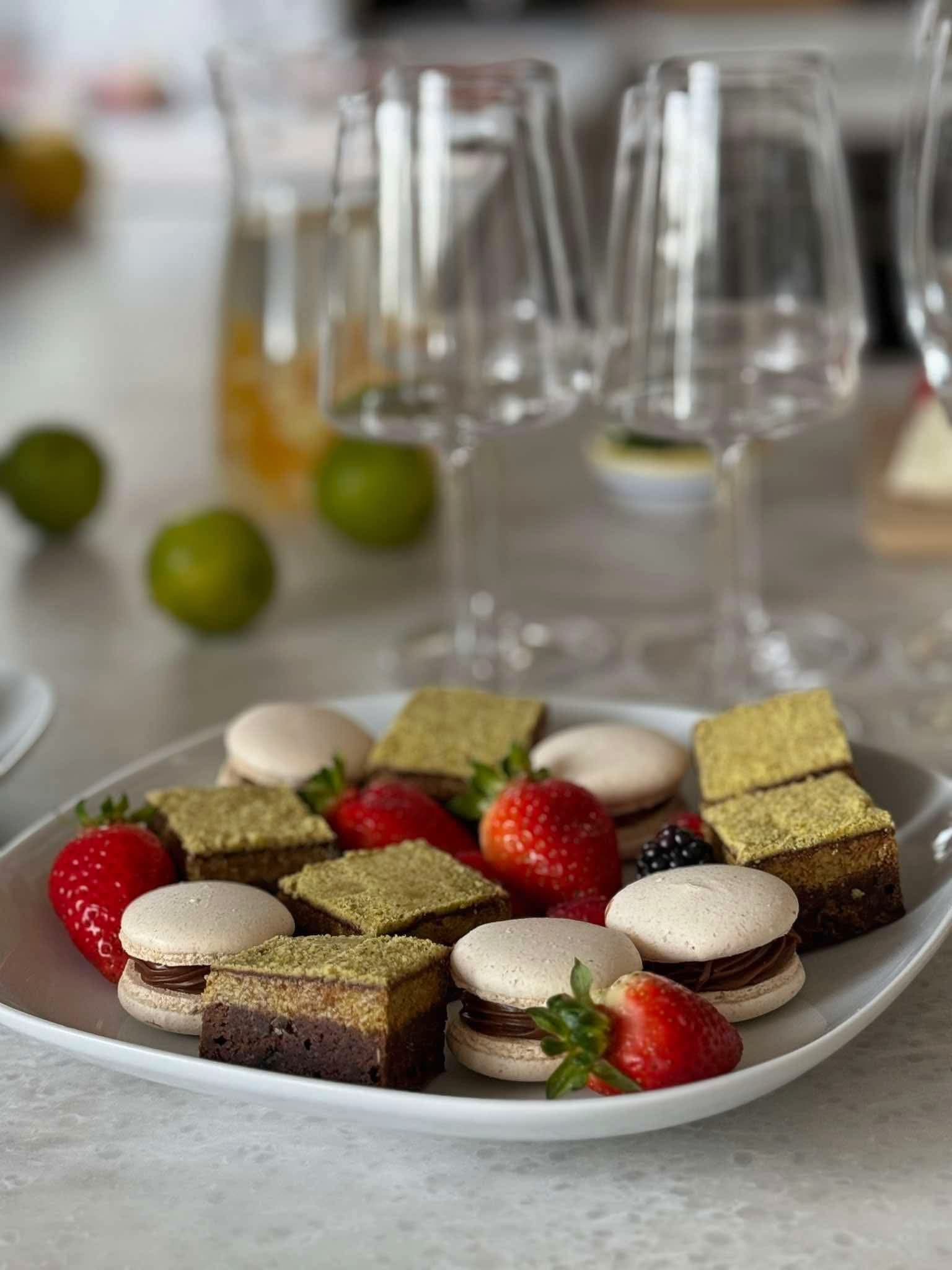 Firmowy zestaw deserowy: makaroniki, ciasteczka brownie z pistacją i truskawki
