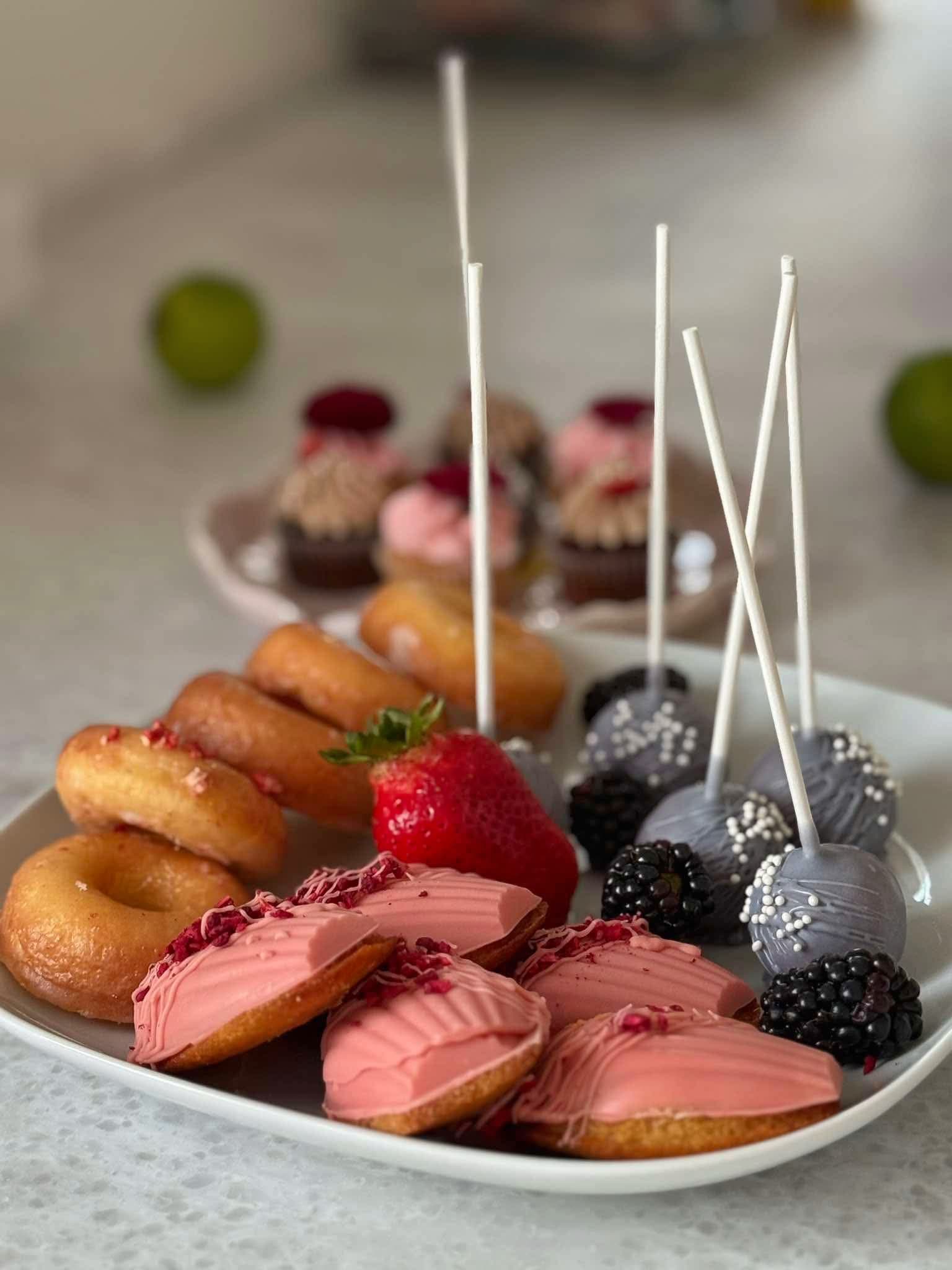 Firmowy zestaw deserowy: pączki, cake pops i truskawki