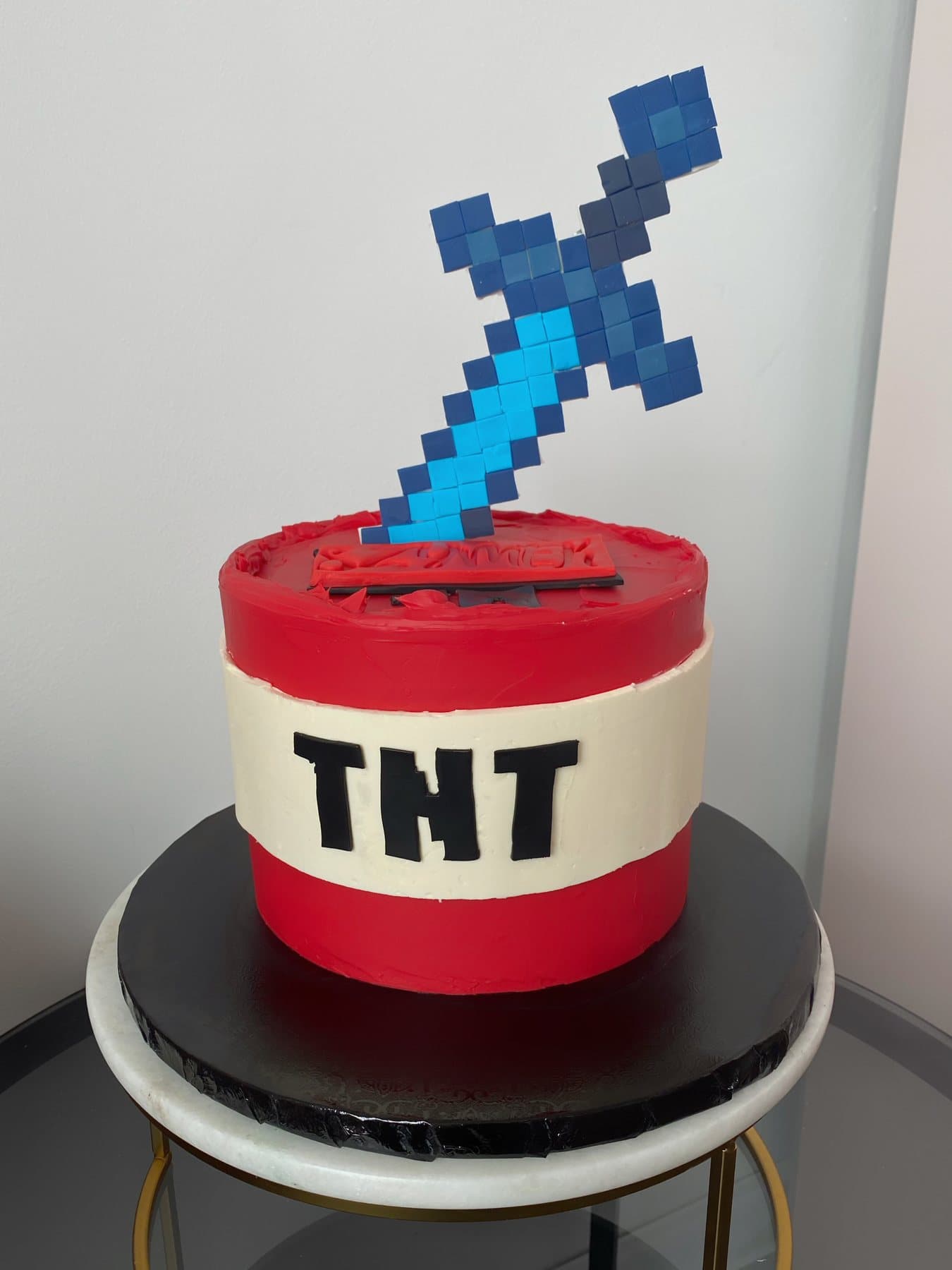 Tort w stylu Minecrafta — blok TNT i pikselowy diamentowy miecz