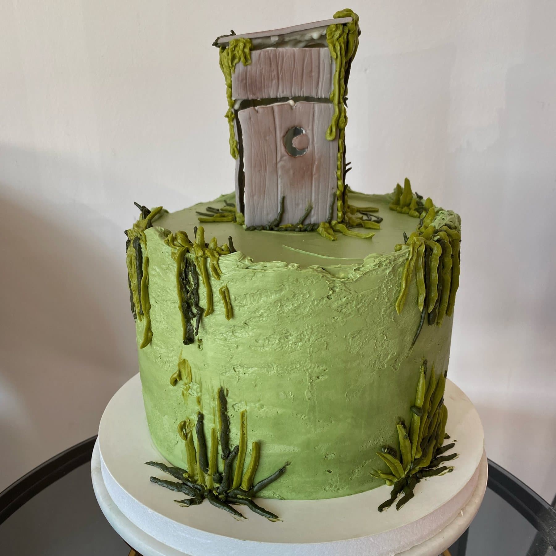 Zielony tort inspirowany Shrekiem — bagno z trzcinami i drewnianym wychodkiem