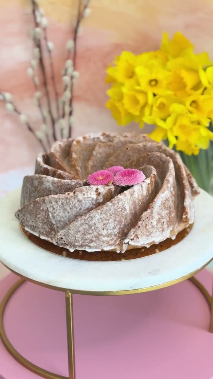 Babka Earl Grey oprószona cukrem pudrem, krojona na kawałki