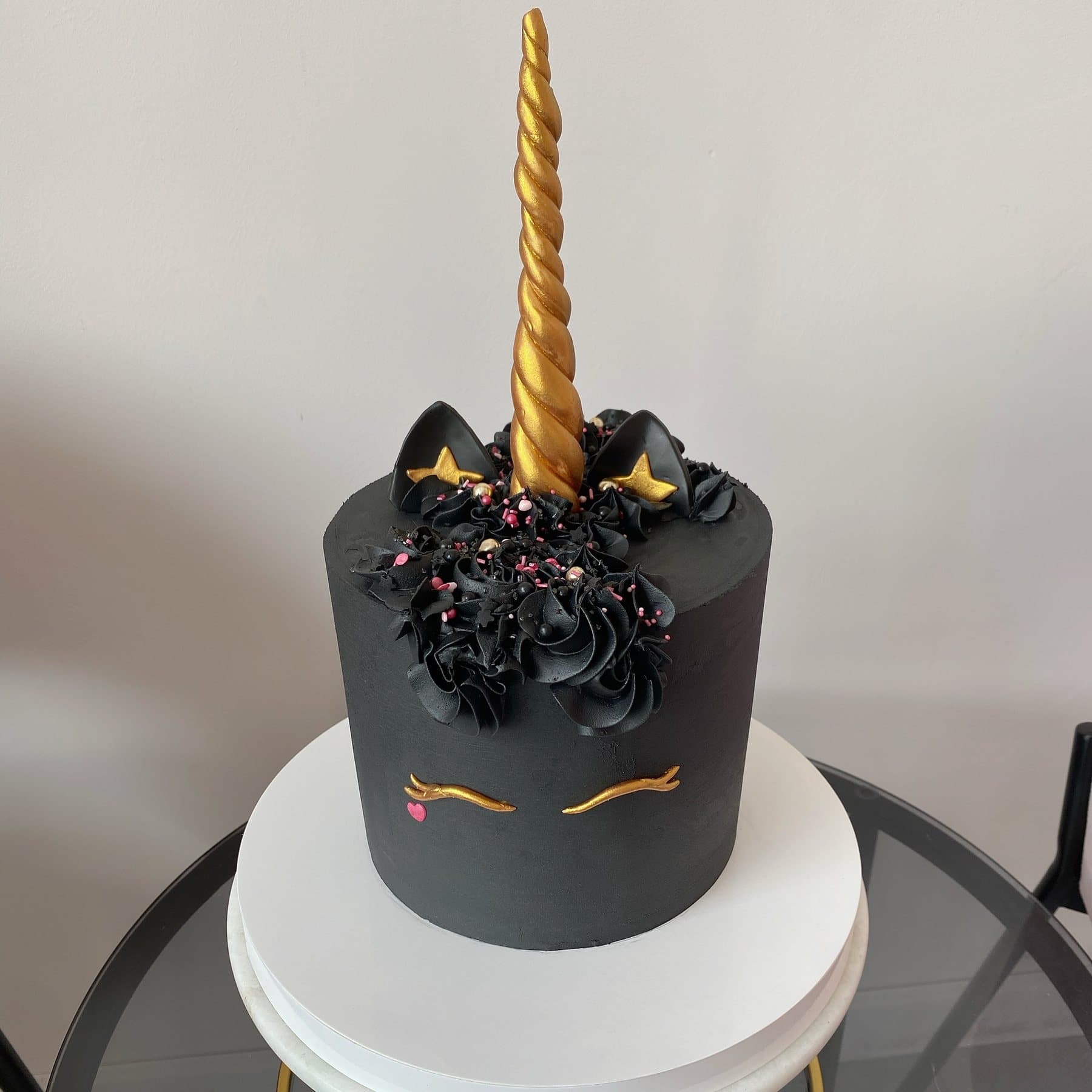Czarny tort w kształcie jednorożca